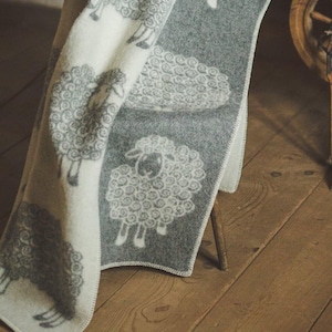 Coperta di lana - Grigio e bianco con motivo a pecorelle ricce, (51x79 pollici / 130 x 200 cm), coperta double face, 100% pura lana biologica