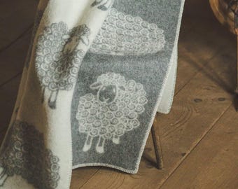 Manta de lana gris y blanca con estampado de ovejas rizadas (130 x 200 cm), doble cara, 100 % lana orgánica pura.