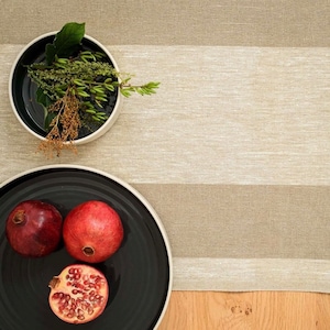 Runner da tavola in lino rustico – Due larghe strisce beige. Tovaglia rustica, runner rigato. Runner da tavolo in lino pesante in stile francese.