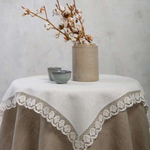 Weiße Leinen Tischdecke mit weißer Spitze. Rechteckige quadratische Tischdecke. Sondermaß Tischdecke. Leinen Eleganz. Hochzeitstischwäsche.