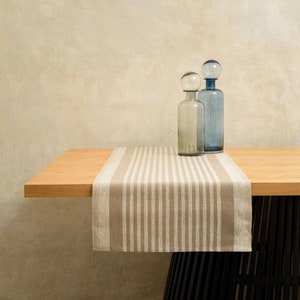 Runner da tavola in lino rustico – Righe sottili beige. Tovaglia rustica, runner in lino rigato. Runner da tavolo in lino pesante in stile francese.