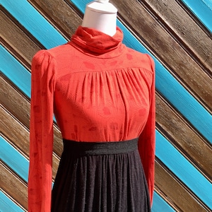 Vintage 70s Long Sleeved Turtleneck Blouse/Top - Red Fan/Feather Pattern