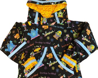 Puede incluir: Sudadera con capucha negra con un estampado de extraterrestres coloridos y el texto "Greetings Earthling!" repetido en toda la superficie. La capucha está forrada de amarillo y tiene un ribete azul.