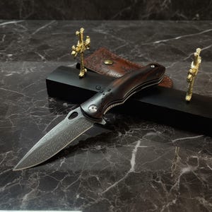 Navaja plegable de Damasco forjada a mano / Hoja con patrón de pluma / Mango de madera de hierro del desierto / Navaja de bolsillo EDC