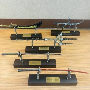 Elden Ring Vapenreplika, Miniatyrmetallsvärd med trädisplay