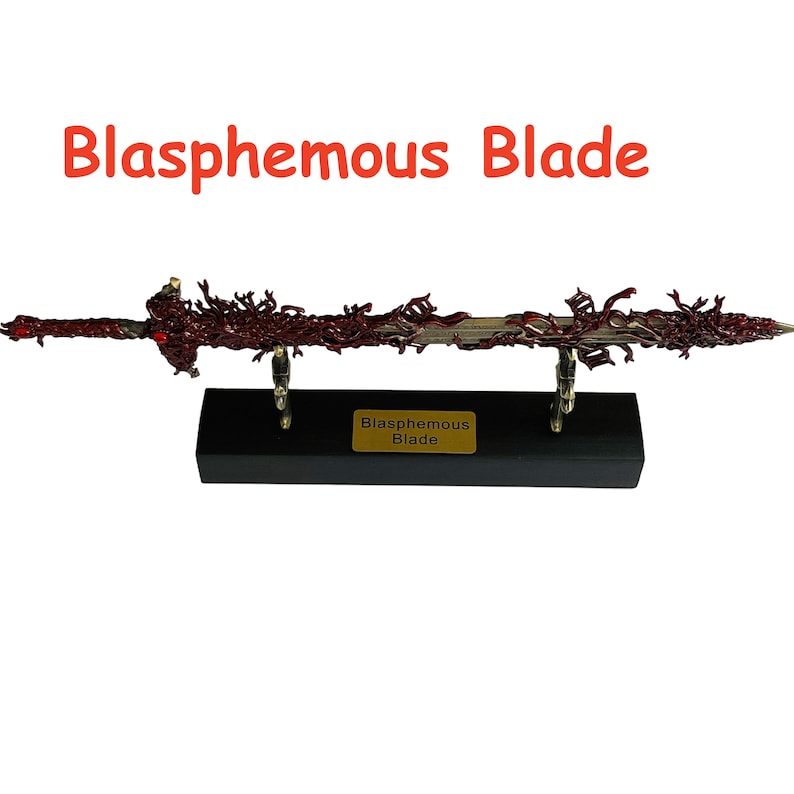 Op de afbeelding: Een decoratief zwaard met een donkerrood en zilverkleurig lemmet, gemonteerd op een zwarte basis. De tekst "Blasphemous Blade" wordt in het rood boven het zwaard weergegeven.
