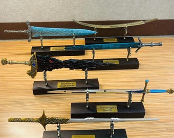 Espada en miniatura de metal pintada a mano con soporte: regalo para gamers de Elden Ring