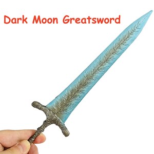 Op de afbeelding: Een lichtblauwe Dark Moon Greatsword met een gedetailleerd handvat en bladontwerp. Het blad heeft een bladerenpatroon. De tekst "Dark Moon Greatsword" staat in het rood bovenaan de afbeelding.