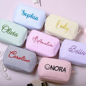 Benutzerdefinierte Seersucker Make-up-Tasche, personalisierte gestickte Kulturbeutel, Reisekosmetiktasche, Brautjungfer Geschenk, Hochzeitsgeschenk, Mutter Geschenk