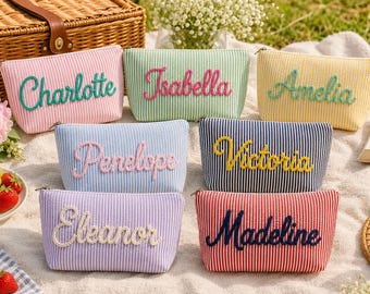Neceser de viaje personalizado, neceser de tela seersucker con nombre en relieve, ideal para viajes de chicas, como regalo para profesoras o damas de honor.