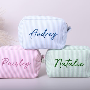 Borsa cosmetica in velluto a coste personalizzata, pochette da toilette ricamata, borsa per il trucco in seersucker, regalo per la festa nuziale, regalo per la damigella d'onore, organizer da viaggio per il trucco