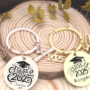 Llavero con piedra de nacimiento de graduación de 2025, grabado personalizado, gemas mensuales, dijes para birrete y diploma, colección de cajas de regalo premium
