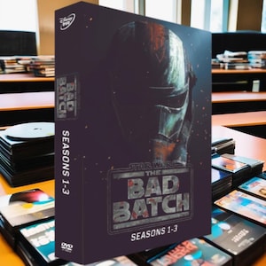 Könnte beinhalten: Ein DVD-Box-Set für die animierte Star Wars-Serie: The Bad Batch. Die Box ist lila mit einem Schwarzweißbild eines Klonkriegers auf der Vorderseite. Der Text "Star Wars: The Bad Batch" ist in Weiß mit schwarzem Umriss. Der Text "Staffeln 1-3" ist in Weiß an der Seite der Box.