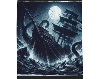 Op de afbeelding: Een donkerblauwe deken met een dramatische illustratie van een schip dat wordt aangevallen door een gigantisch zeemonster. Het kunstwerk toont een stormachtige zee onder een volle maan, met de masten en zeilen van het schip zichtbaar te midden van de golven en tentakels.