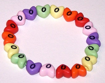 bracelet aux couleurs vives ce qui dit « oooooooooooooooooooooooooooo »
