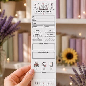 Puede incluir: Un marcapáginas rectangular blanco con una plantilla de reseña de libros que incluye campos para título, autor, género y fechas. Contiene secciones de calificación por estrellas para varias categorías e iconos de chiles para el nivel de picante.