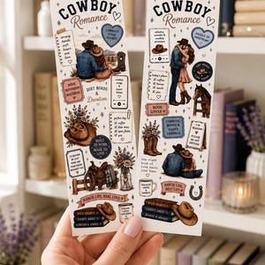Puede incluir: Dos marcapáginas de papel verticales con el texto Cowboy Romance en la parte superior. Los diseños incluyen ilustraciones de parejas, sombreros de vaquero, botas, caballos, sillas de montar y arreglos florales, junto a corazones y frases románticas.