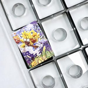 Puede incluir: Una colorida tarjeta coleccionable con un pájaro de dibujos animados amarillo con una bolsa roja, sobre un fondo de fantasía con otros personajes. La tarjeta está en un soporte de plástico transparente, rodeado de otros soportes con aberturas circulares.