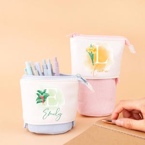 Étui à crayons prénom enfant personnalisé avec fleur de naissance, trousse à crayons pop-up, porte-stylo coulissant vers le bas, cadeau de rentrée personnalisé pour elle et lui