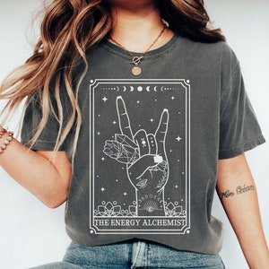Camiseta de Tarot de El Alquimista Energético, Camiseta Espiritual, Camiseta de Salvia y Cristales, Camiseta Esotérica Divertida, Camiseta de Yoga, Regalo de Meditación, Regalo de Brujería