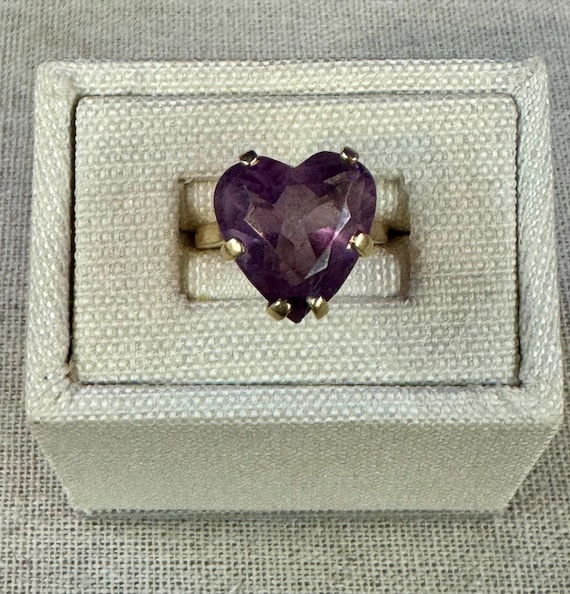 14k Yellow Gold Heart Shape Amythyst Ring