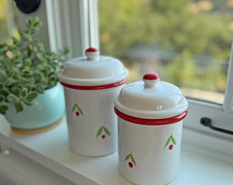 Boîtes de cerises en céramique italienne | Lot de 2 avec couvercles | Motif cerisier peint à la main | Italie | Rouge, blanc, vert | Rangement de cuisine | Cottagecore