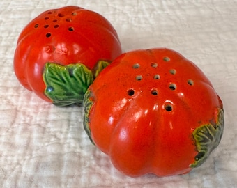 salières et poivrières vintage aux tomates | Paire | Céramique avec bouchons en liège originaux | Fabriqué au Japon | Avant la Seconde Guerre mondiale, 1921-1941 | Rétro