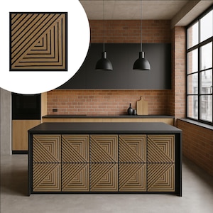 Pode incluir: Ilha de cozinha moderna com painéis de madeira geométricos. A ilha apresenta uma bancada preta e é rodeada por uma parede de tijolo e armários pretos. Uma obra de arte de parede quadrada com um design geométrico semelhante também é mostrada.