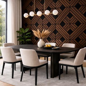 Può includere: Una sala da pranzo moderna con un tavolo in legno scuro e sei sedie imbottite beige. Il tavolo è apparecchiato con un vaso decorativo e una ciotola di frutta. Un elegante lampadario è appeso sopra il tavolo e la parete è decorata con un motivo geometrico.