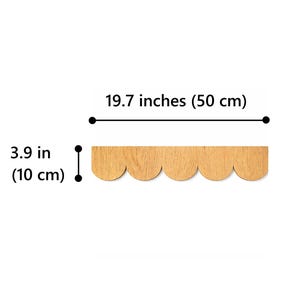 以下が含まれることがあります： 波型の縁が付いた木製の棚。長さ50cm、高さ10cm。明るい色の木材で作られており、装飾的な波型のトリムが特徴です。