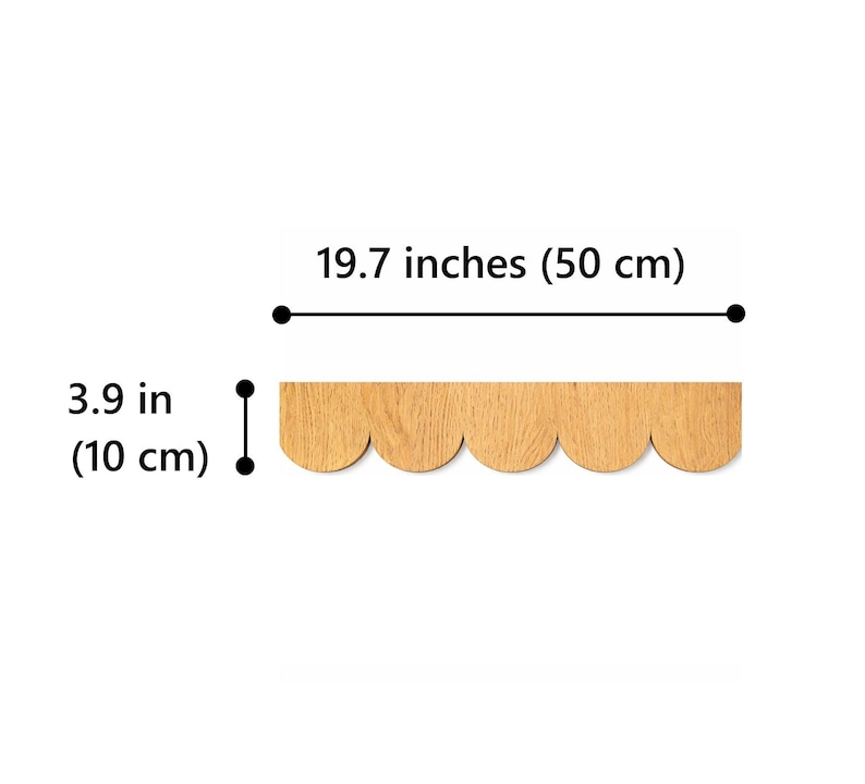 以下が含まれることがあります： 波型の縁が付いた木製の棚。長さ50cm、高さ10cm。明るい色の木材で作られており、装飾的な波型のトリムが特徴です。