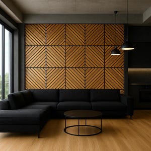 Pode incluir: Sala de estar moderna com um sofá seccional preto, uma mesa de centro redonda e uma parede de destaque em madeira. A parede apresenta um padrão geométrico com linhas pretas. Duas lâmpadas pendentes pretas estão acima da mesa. O chão é de madeira.