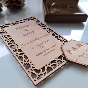 Set di biglietti di nozze rustici personalizzati - Inviti tagliati al laser e magnete Save The Date - Inviti di nozze in legno