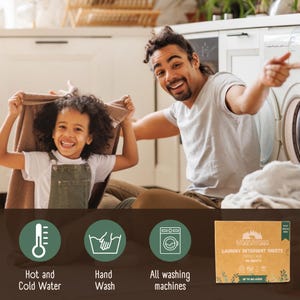 Pu&ograve; includere: Un padre e un bambino sorridono e giocano con una coperta marrone. Il padre sta indicando una scatola di fogli di detersivo per il bucato. La scatola &egrave; verde e bianca con il testo "WOUDYOGO Laundry Detergent Sheets Fresh Air 20 Sheets" e un logo di un albero con una casa. La scatola ha anche un'icona verde e bianca di una lavatrice, un'icona verde e bianca di lavaggio a mano e un'icona verde e bianca di un termometro.