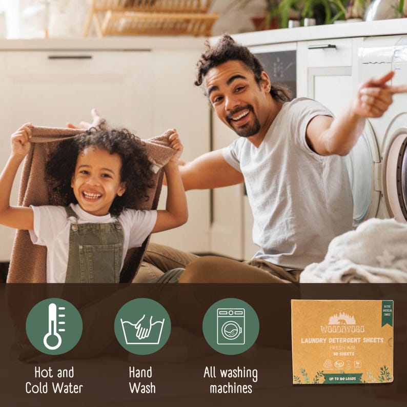 Pu&ograve; includere: Un padre e un bambino sorridono e giocano con una coperta marrone. Il padre sta indicando una scatola di fogli di detersivo per il bucato. La scatola &egrave; verde e bianca con il testo "WOUDYOGO Laundry Detergent Sheets Fresh Air 20 Sheets" e un logo di un albero con una casa. La scatola ha anche un'icona verde e bianca di una lavatrice, un'icona verde e bianca di lavaggio a mano e un'icona verde e bianca di un termometro.