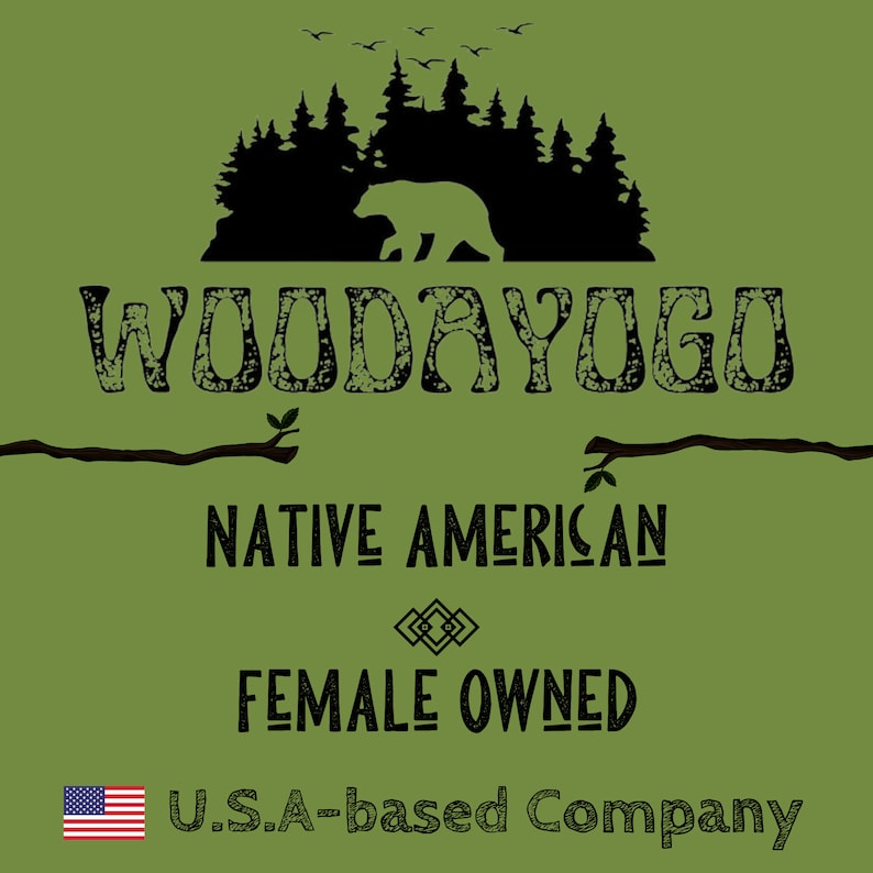 Pu&ograve; includere: Uno sfondo verde con una silhouette nera di una foresta e un orso. Il testo "WOODAYOGO" &egrave; in nero con un aspetto usurato. Sotto il testo si trovano "NATIVE AMERICAN" e "FEMALE OWNED" in nero. Il testo "U.S.A.-based Company" &egrave; in nero con una piccola bandiera americana a sinistra.