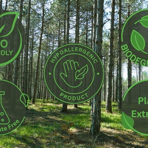 Pu&ograve; includere: Cinque etichette circolari verdi e nere con testo bianco su uno sfondo di foresta. Le etichette recitano "Eco Friendly", "Hypoallergenic Product", "Biodegradable", "Phosphate Free", e "Plant Extracts".