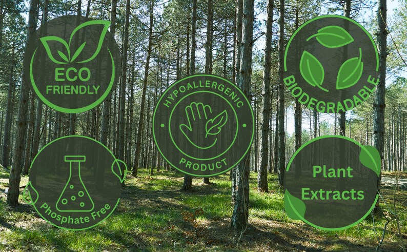 Pu&ograve; includere: Cinque etichette circolari verdi e nere con testo bianco su uno sfondo di foresta. Le etichette recitano "Eco Friendly", "Hypoallergenic Product", "Biodegradable", "Phosphate Free", e "Plant Extracts".