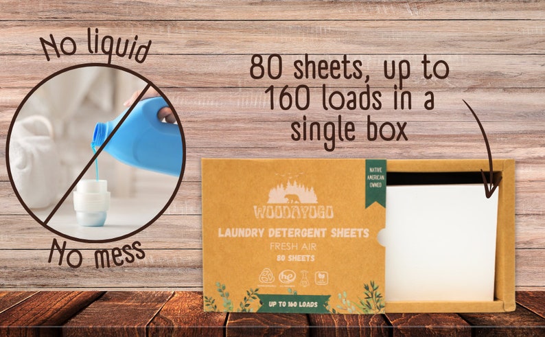 Pu&ograve; includere: Una scatola marrone con un'etichetta bianca che dice "Woodayogo Laundry Detergent Sheets Fresh Air 80 Sheets Up to 160 Loads". La scatola &egrave; aperta e mostra una pila di fogli di detersivo per il bucato bianchi. La scatola &egrave; su una superficie di legno. L'immagine mostra anche un cerchio con una linea diagonale che lo attraversa, con una bottiglia di detersivo liquido per il bucato che viene versato in un dispenser di lavatrice. Il testo "No liquid No mess" &egrave; scritto attorno al cerchio.