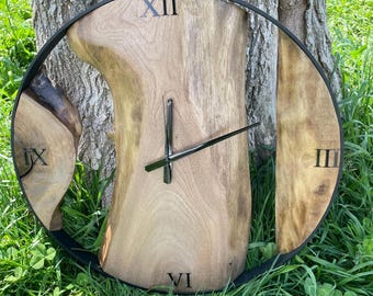 Grande orologio da parete in legno di noce con cornice in metallo nero, numeri romani