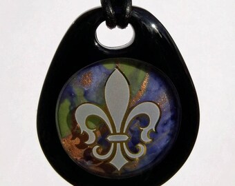 Wisiorek ze szkła stapianego Mardi Gras Fleur de Lis - biżuteria z Nowego Orleanu