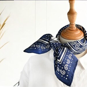 Uniseks zijden sjaal, zijden sjaal heren, marineblauw, getekende karafdruk, vierkantje, hoofdband, omslagdoek dames, perfect cadeau