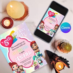Puede incluir: Una invitación de fiesta de cumpleaños rosa y azul con un diseño de arcoíris. La invitación presenta un personaje de dibujos animados con un globo de corazón rosa que dice "5th Birthday Party". El texto de la invitación dice "We would love to have you with us! 01/01/01 2-4pm Arianna".