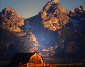 Luz nocturna en el granero de Teton: Fotografía en Jackson, Wyoming (4x4)