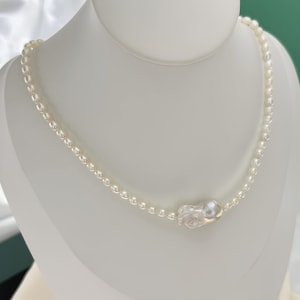 Witte barokke en ovale parelketting: blauwe halo, contrasterend ontwerp, moderne barokke choker