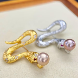 Golden / Silber Schlangenperle Brosche: Natürliches Gold oder Lila-Rot, Vivid Python Coil Design