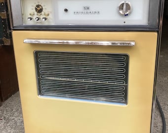 Vintage 1970s Frigidaire RARE Harvest Gold Mustard Yellow GM Electric Wall Oven Stove RGB-95K