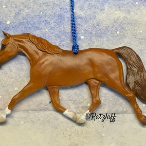 Arabisches Pferd (Style1) Trotting Ornament von Artdog Ornamenten. Weihnachten/Urlaub/Wohnkultur. Relief modelliert, Gießharz gegossen. Künstlerqualität.