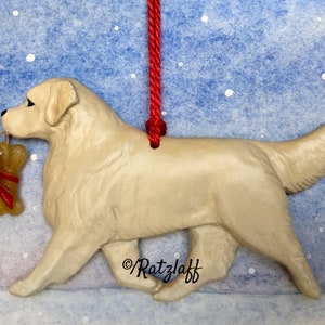 Breloque Golden Retriever crème anglaise avec os. Ornement de race de chien de qualité artiste de Noël/vacances.