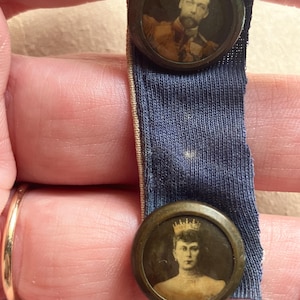 2 Antike 1910 Bild Portrait Knöpfe - King George V & Queen Mary